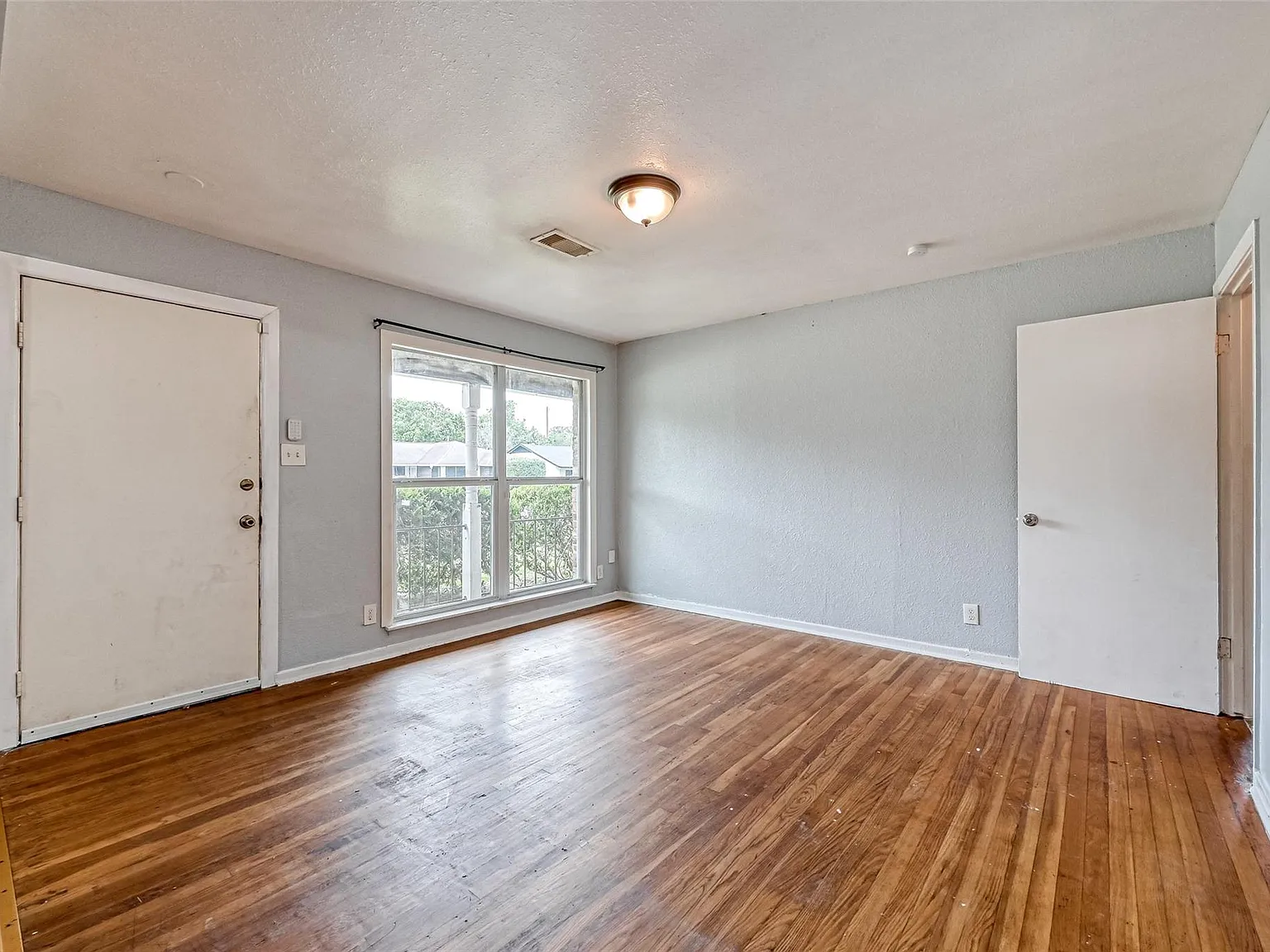 4 bed, 2.0 bath, 1101 sqft, $1,800 — Photo 2