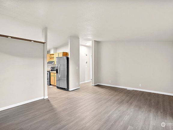 4th image of 14418 215th Avenue E