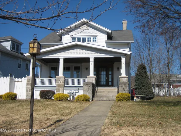 5 Hillcrest Dr, Dickson City, PA 18447