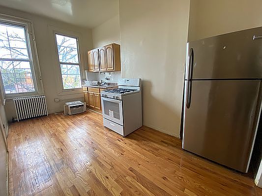 5th image of 295 Jefferson St APT 3