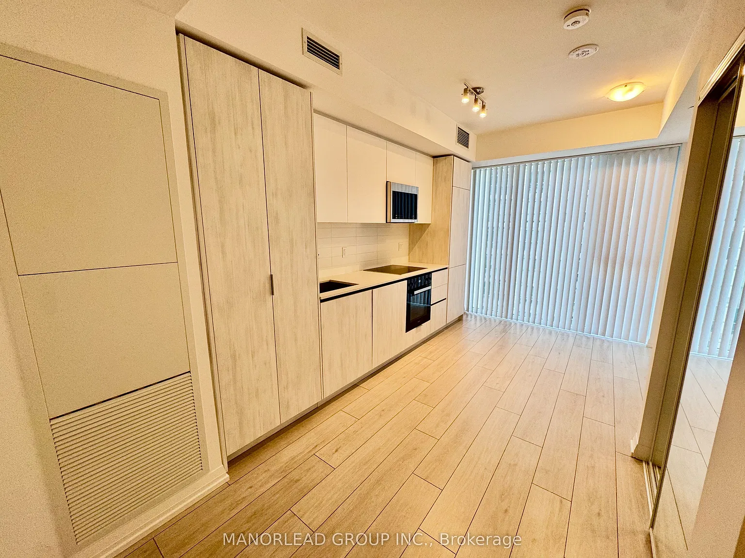 400 King West — Photo 2