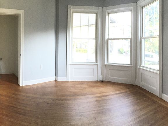 Master bedroom w/ walk in closet