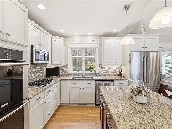 3rd image of 140 Pheasant Hill Circle