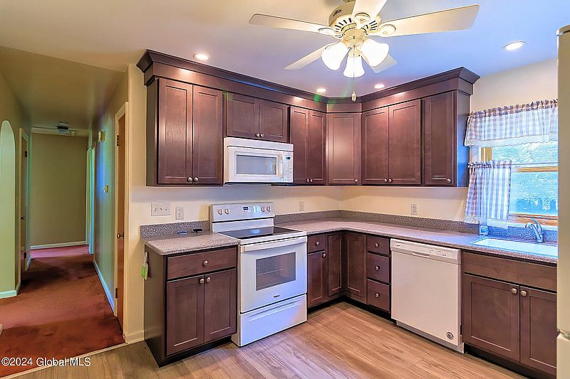 4th image of 15 Woodcrest Drive