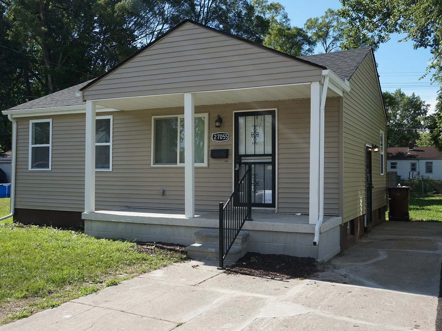 3 bed, 950 sqft, $1,300 — Photo 2