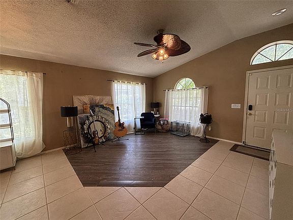 4th image of 348 FOUNTAINVIEW CIRCLE
