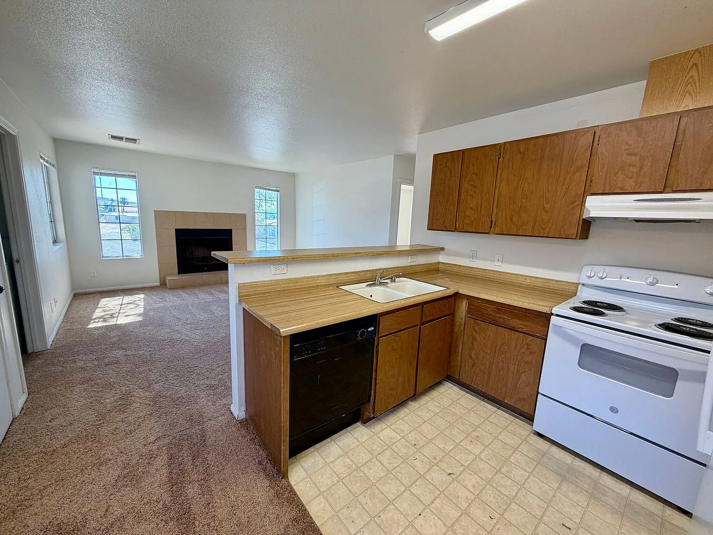 Gated community, 2 bedroom condo in SE Las Vegas — Photo 3