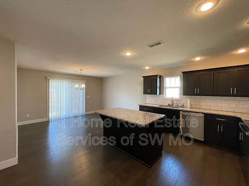 3 bed, 2.0 bath, 1450 sqft, $1,770 — Photo 3