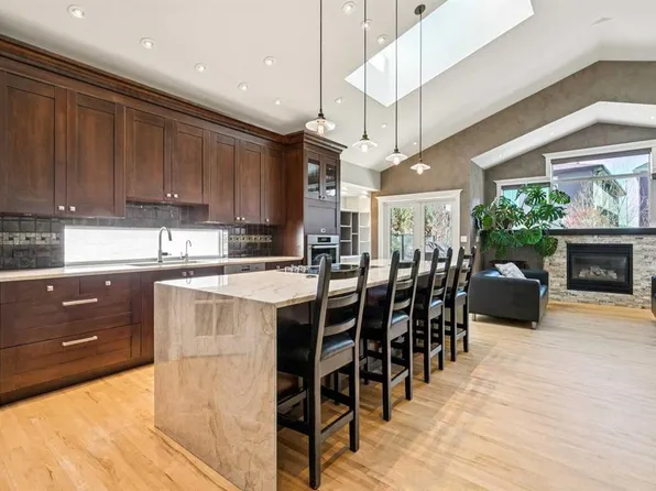 367 W Discovery Pl SW, Calgary, AB T3H 4N7