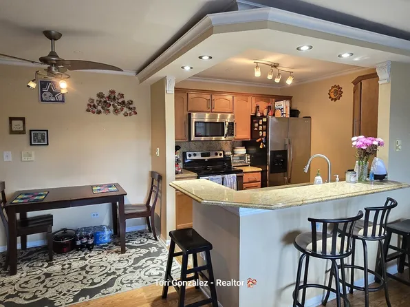1375 Cunat Ct APT 2A, Lake In The Hills, IL 60156