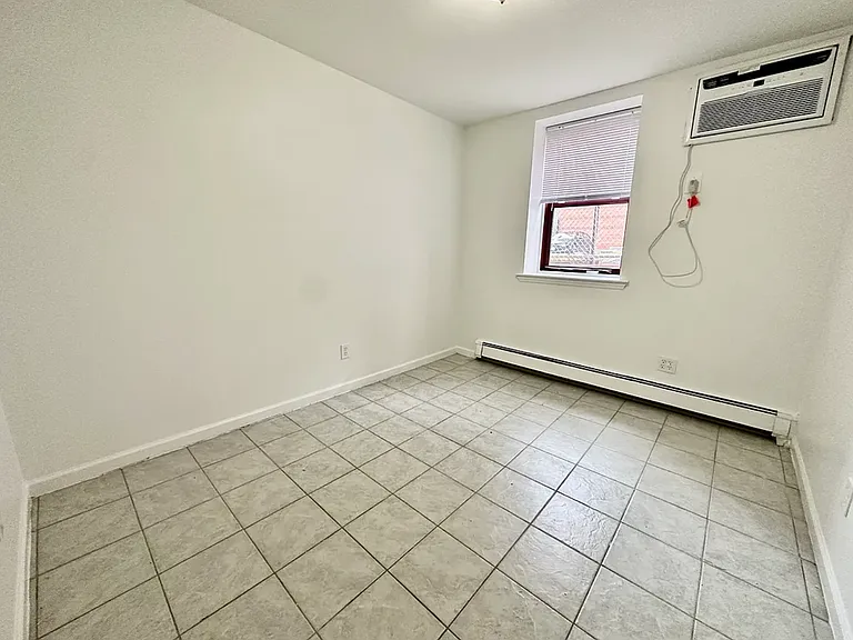 540 W 52nd St #LG — Photo 8