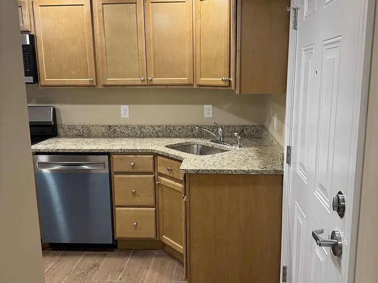 330 Linden Ave — Photo 9