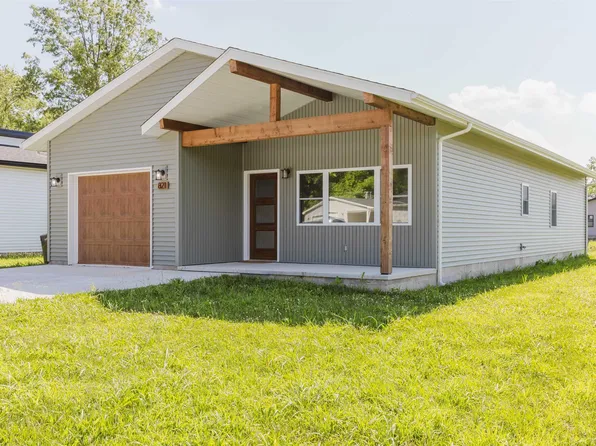 821 N 27th St, Herrin, IL 62948