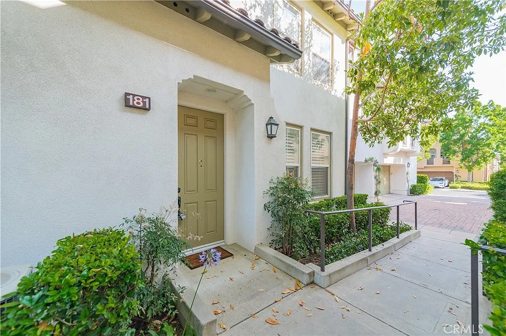 3 bed, 1600 sqft, $4,300 — Photo 2