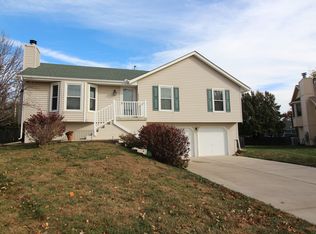 1829 NE Burgandy Cir, Lees Summit, MO 64086