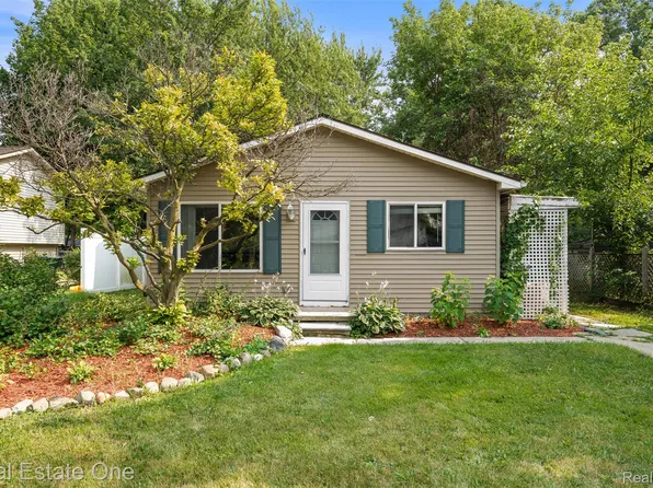 718 Miller Rd, Lake Orion, MI 48362