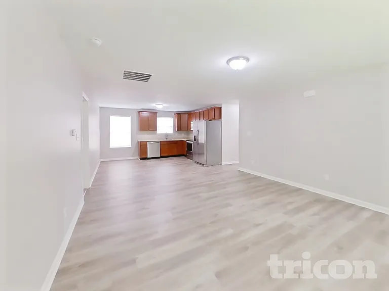 908 W Clinton St — Photo 3