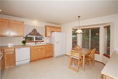 Kitchen w/Eat-In Area