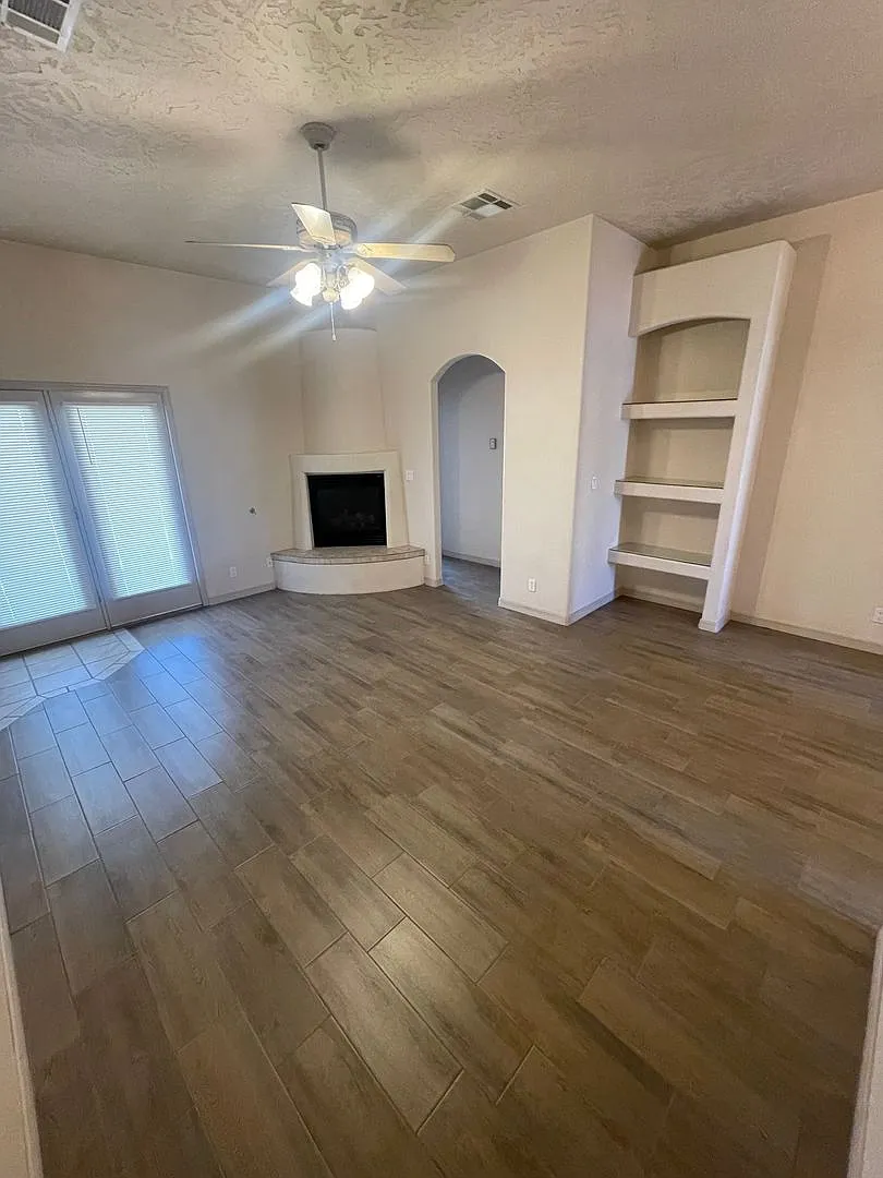 Cute 3 Bedroom/2 Bath Home off Roadrunner Pkwy — Photo 4
