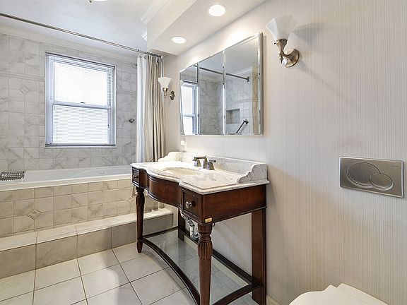 4th image of 315 E 72nd St #9AM