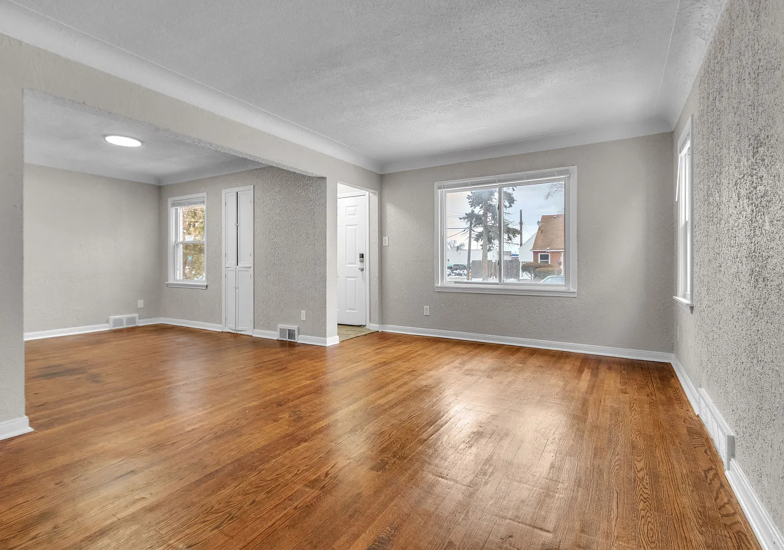 This beautifully updated 3-bedroom, 1-bath single-family home is ready for move-in! — Photo 2