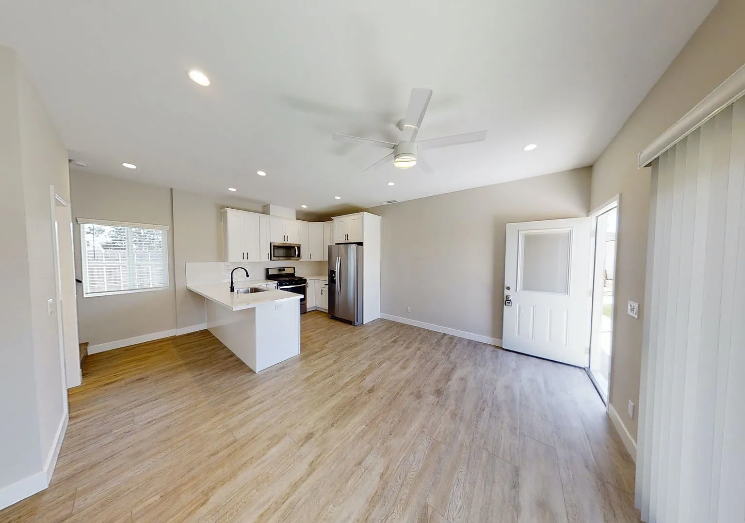 4BD/2BA, Spacious Yard — Photo 4
