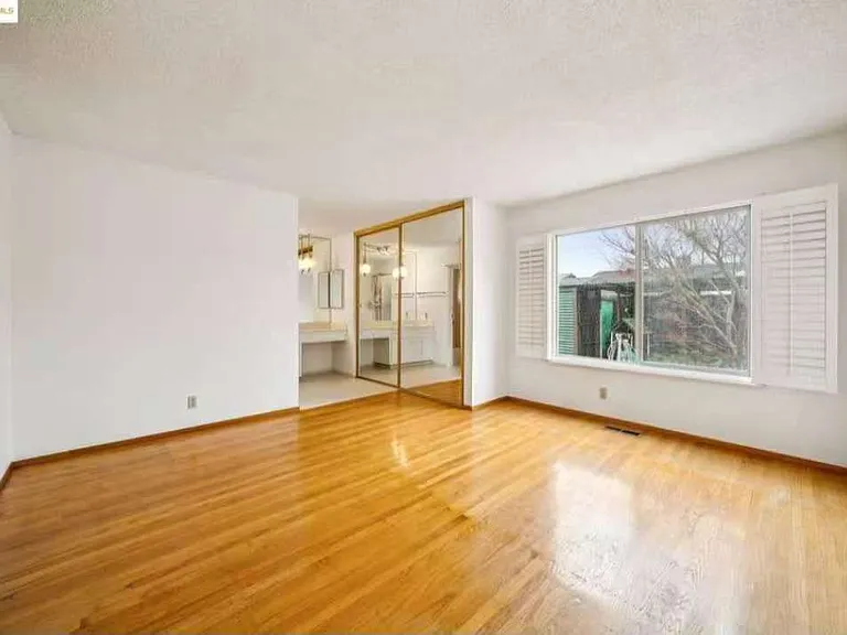 1073 Camellia Dr — Photo 3