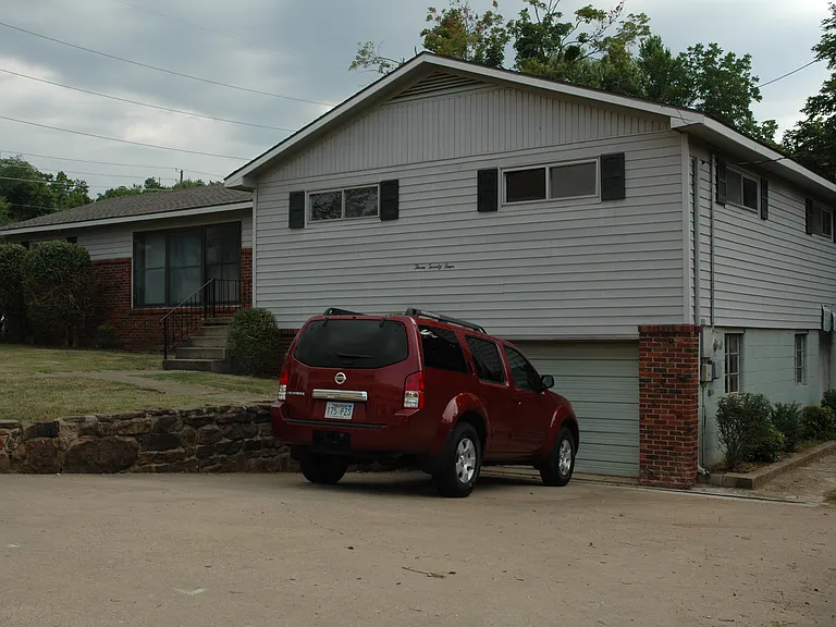 324 S Buchanan Ave — Photo 1