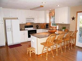 4th image of 814 Forest Lawn Dr