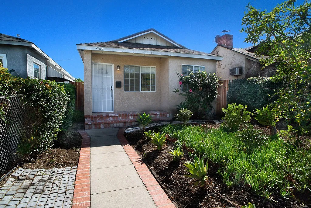 3 bed, 1122 sqft, $3,900 — Photo 1