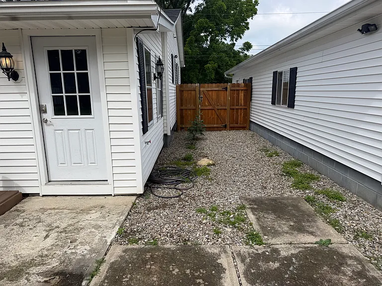 Barrett Ave — Photo 11