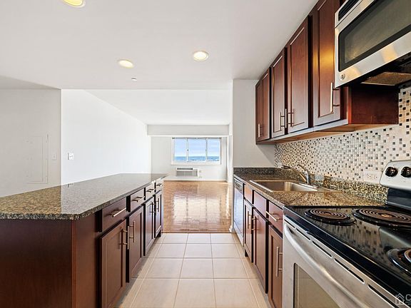 4th image of 110 Somerset St APT 2210