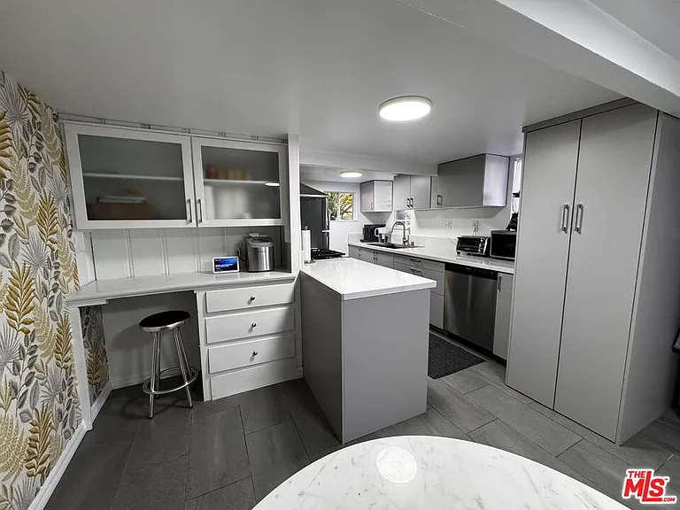 2449 Riverside Pl #REAR HOUSE — Photo 20
