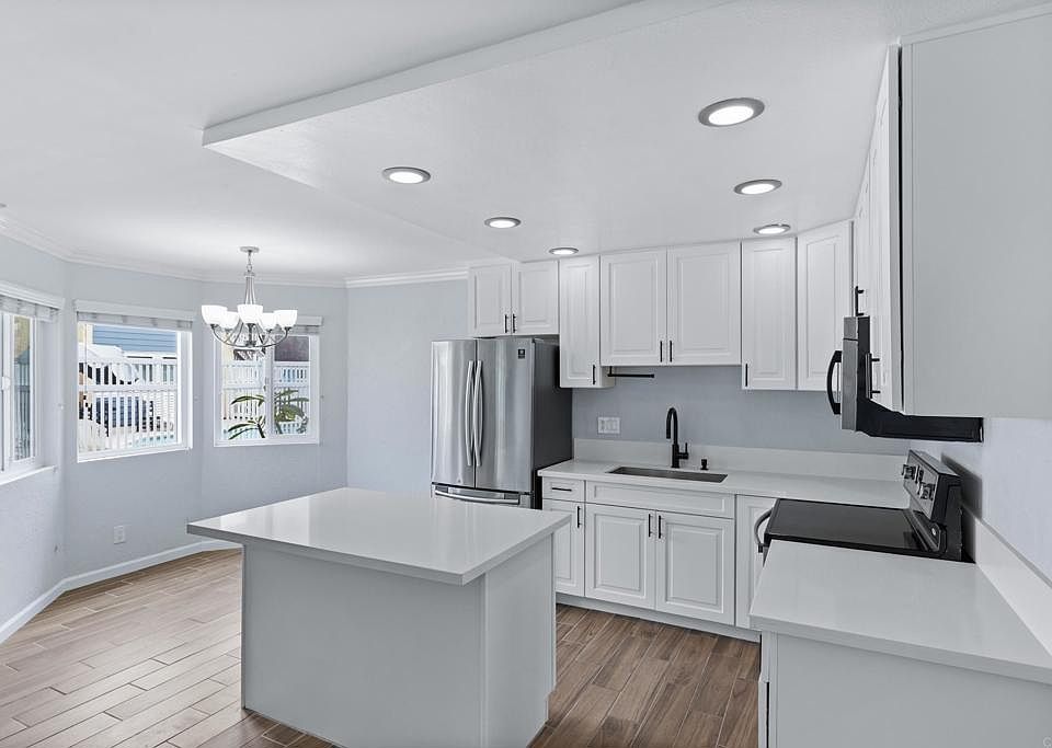 1st image of 12616 Lakeshore Dr APT 3