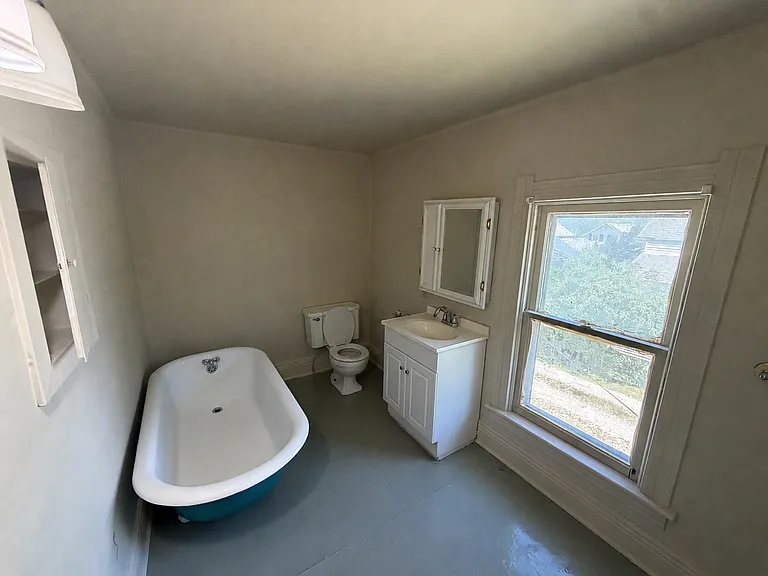 220 W 7th St — Photo 9
