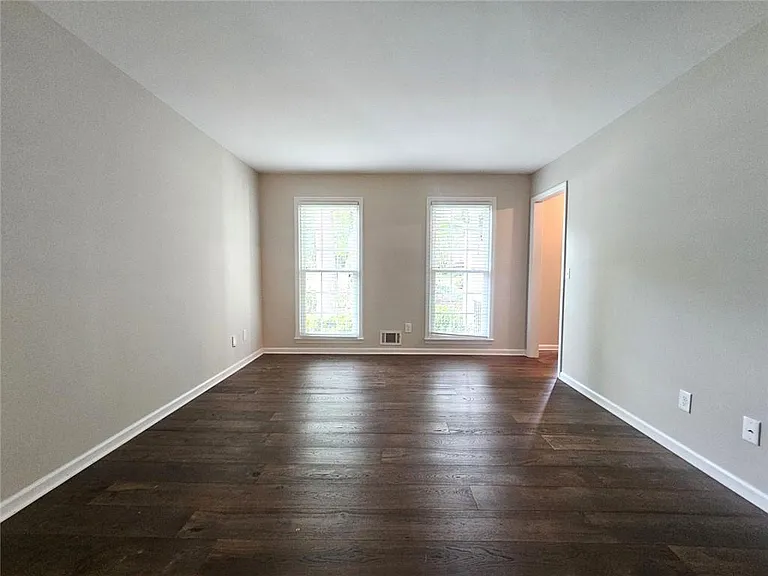 290 Oakmere Dr — Photo 9
