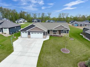 2128 Clover Field Dr, Green Bay, WI 54313