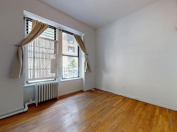 4th image of 204 W 81st St APT 2