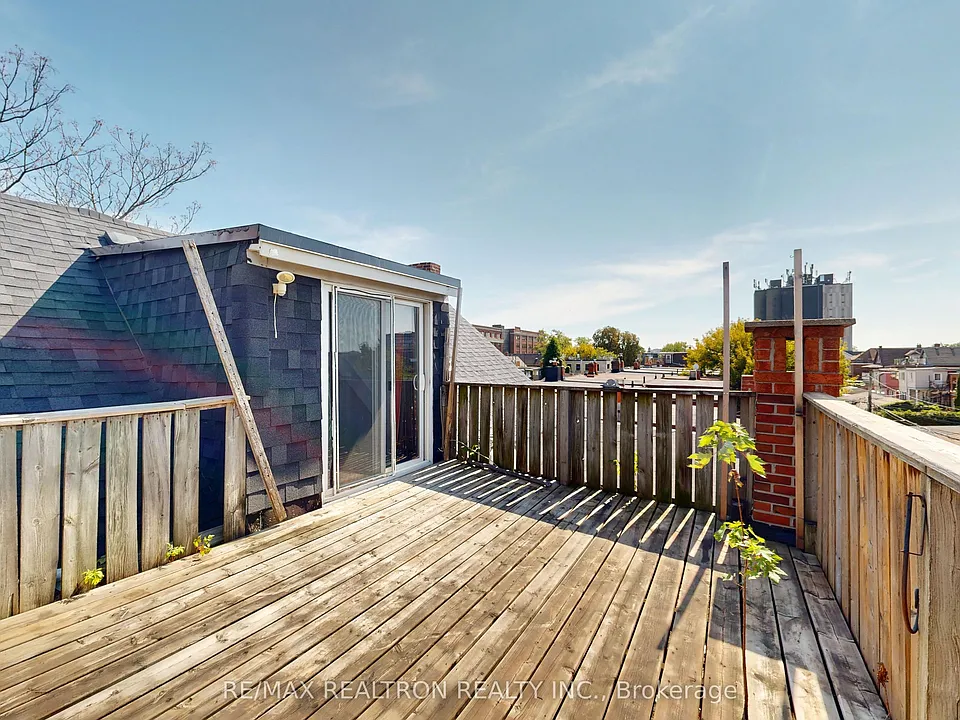 32 Macklem Ave #UPPER
