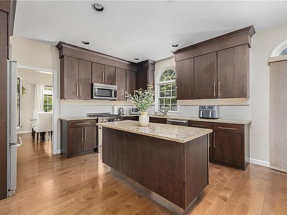 3rd image of 250 Larchwood Dr