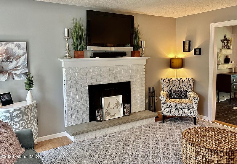 4th image of 721 Burgoyne Avenue