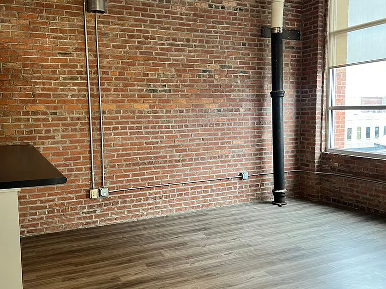 311 SW Water St — Photo 4