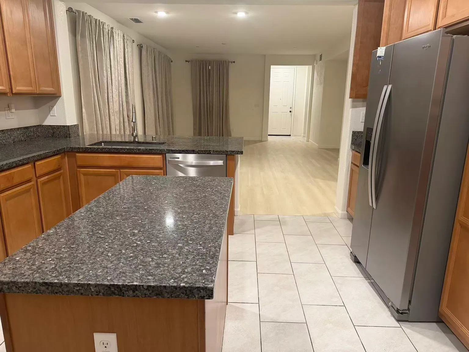 4 bed, 3.5 bath, 2500 sqft, $3,300 — Photo 3