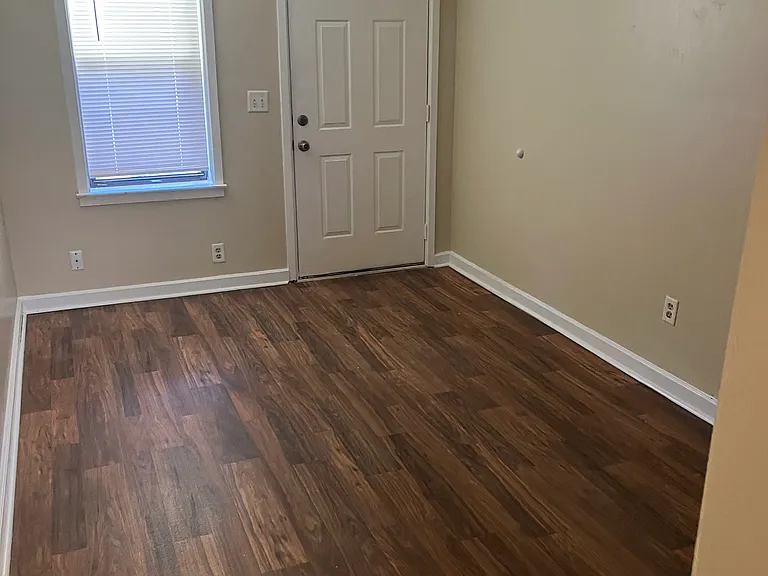 320 Fraser Cir #5 — Photo 5