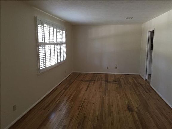 2nd image of 713 Oakwood Dr