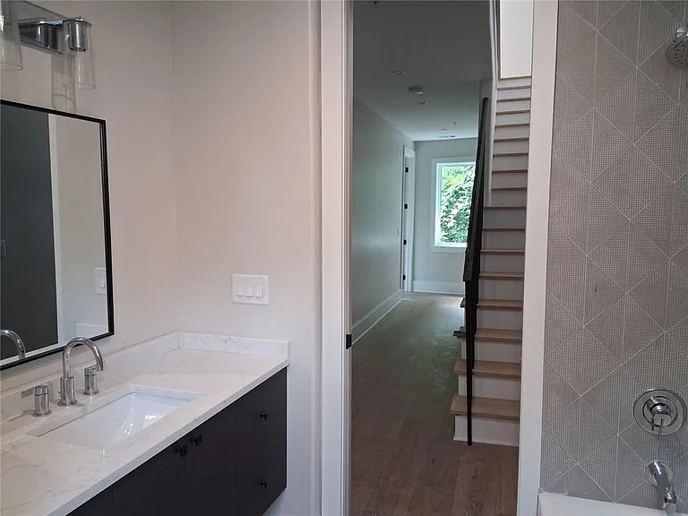 3525 Kingsboro Rd NE — Photo 12