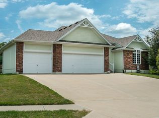413 S Lakeshore Dr, Raymore, MO 64083