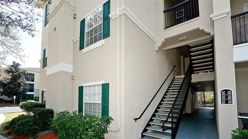 3 bed, 2.0 bath, 1376 sqft, $1,895 — Photo 2