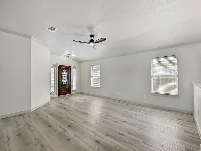 919 Flanagan Dr — Photo 4