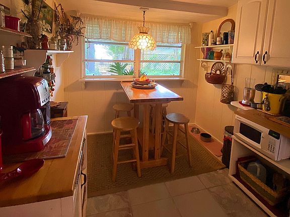 4th image of 935 NE Banyan Tree Dr